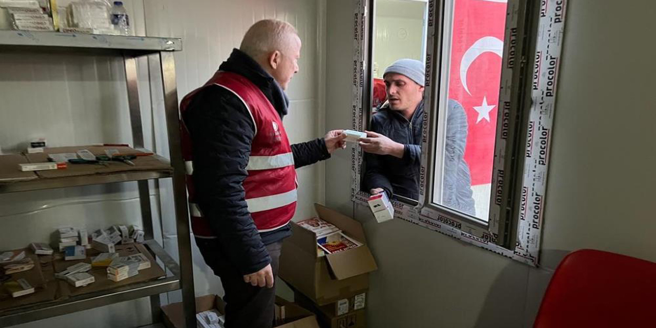Aydınlı gönüllü eczacılardan, depremzedelere ilaç hizmeti