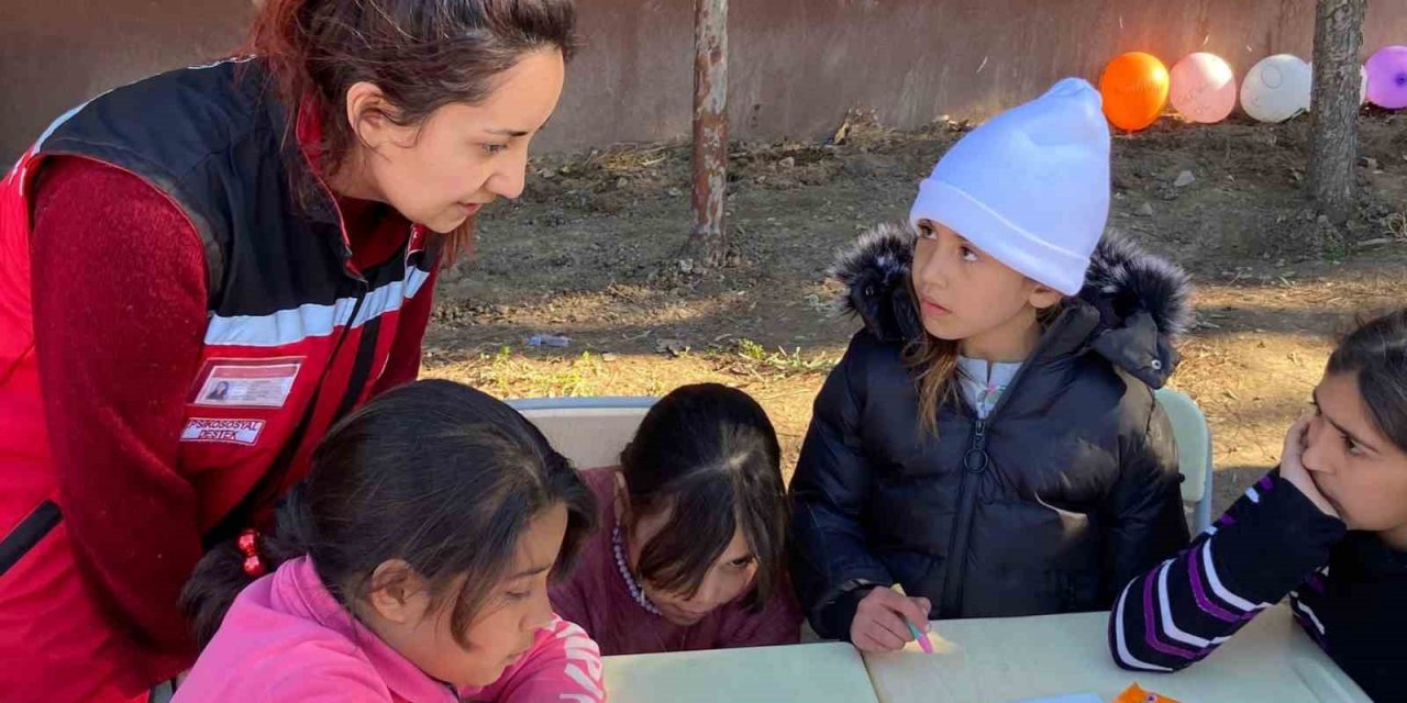 Depremzede çocuklara Muğla’dan giden ekipler psikososyal destek sağlıyor