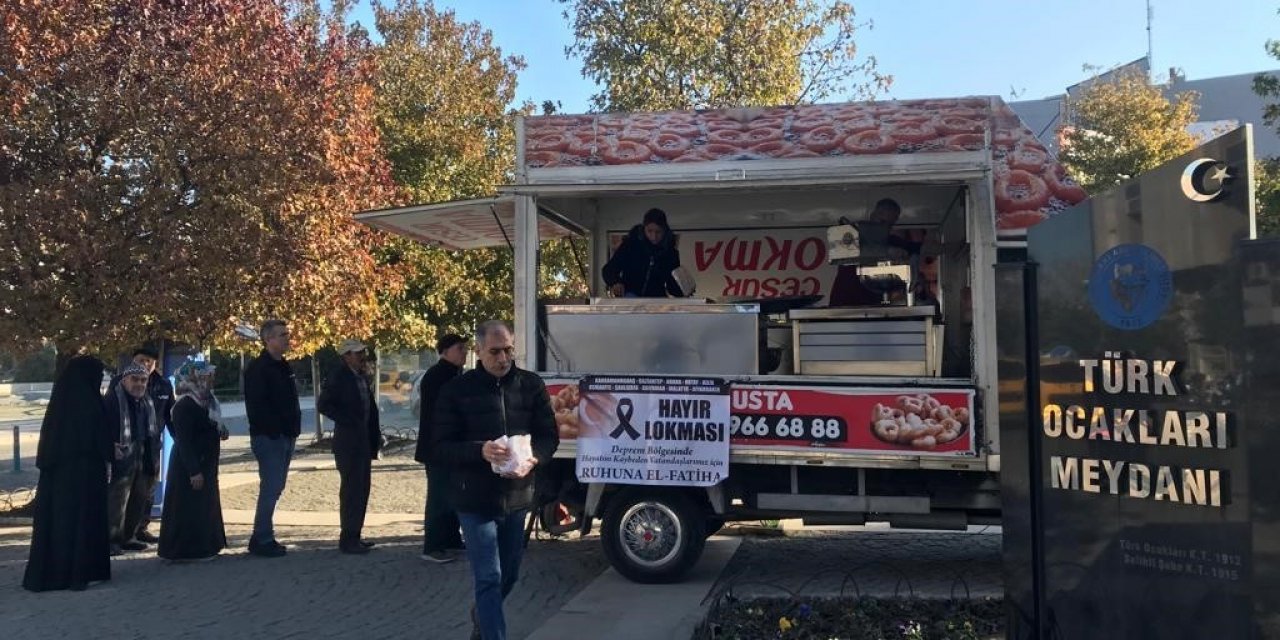 Depremde hayatını kaybedenler için lokma döktürdü