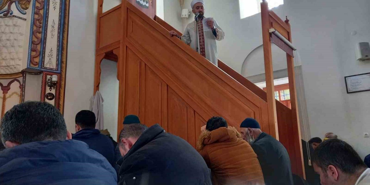 Cuma namazı sonrası gıyabi cenaze namazı kılındı