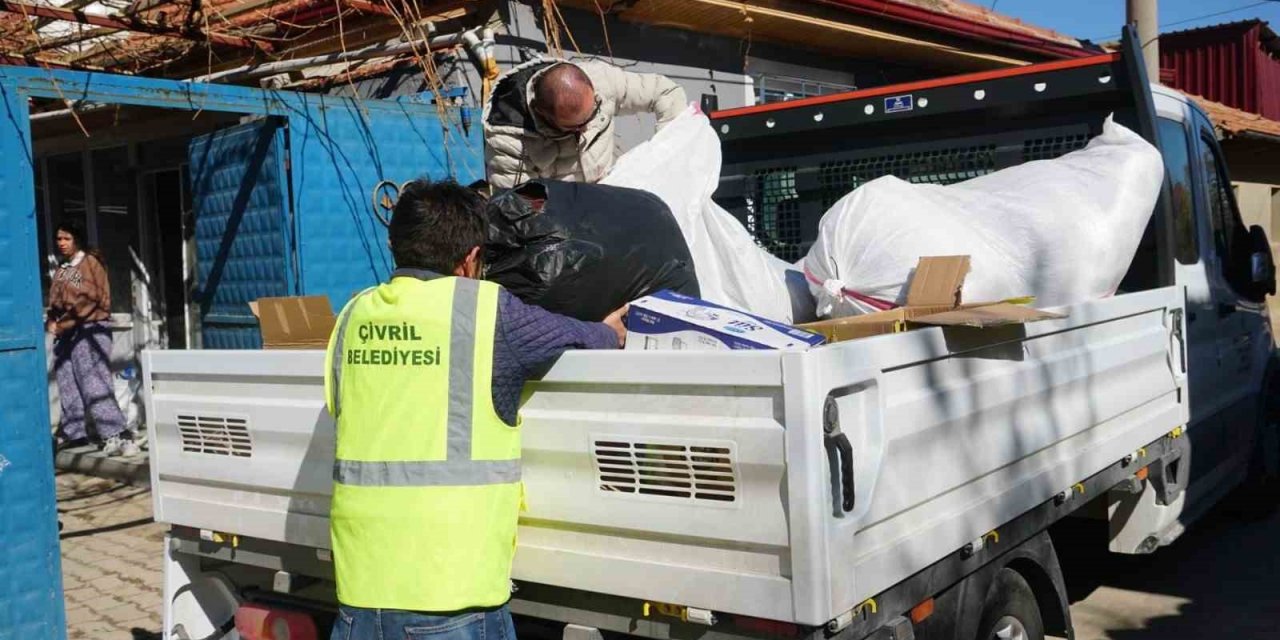 Çivril’e gelen depremzedelerin ihtiyaçları karşılanıyor