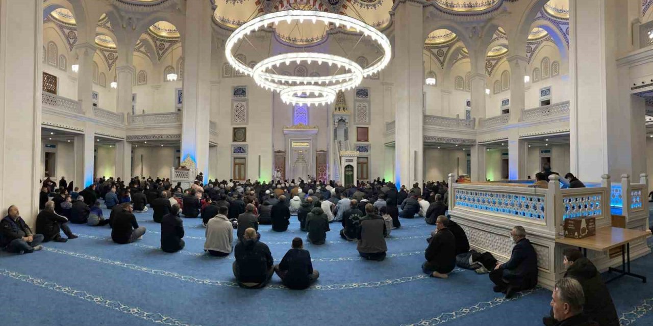 İzmir’de Miraç Kandili idrak edildi