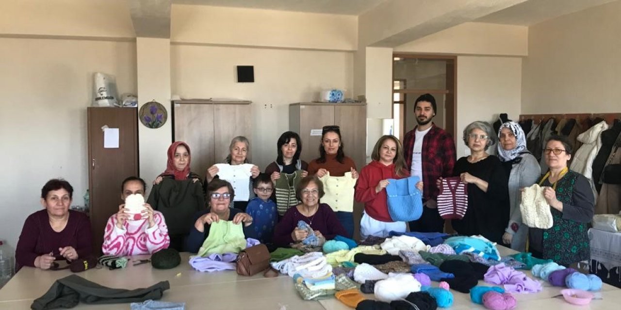 Depremzedeler için kıyafet örüyorlar