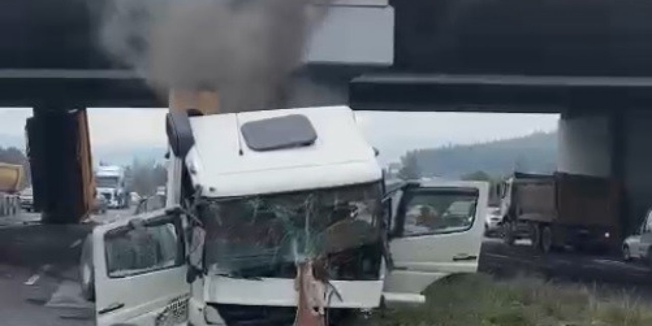 Dorse köprüye çarptı; 2 yaralı