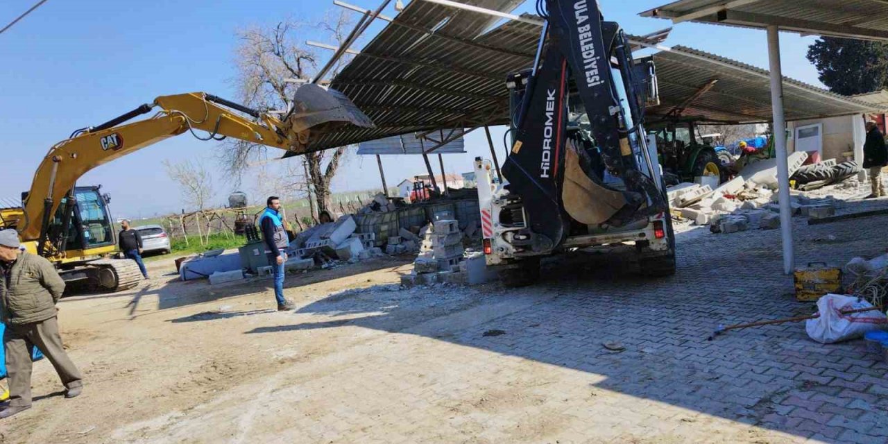 Ula Belediye ekipleri deprem bölgesinde çalışmalarını sürdürüyor