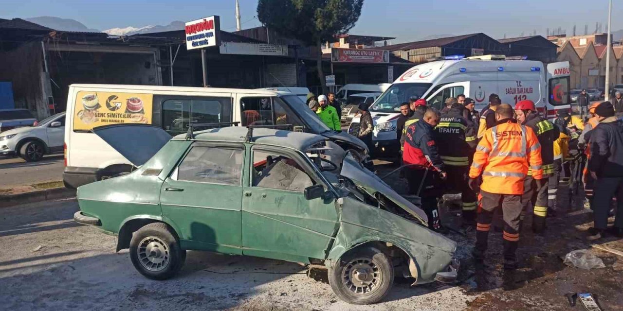 Trafikte birbirini sıkıştıran sürücüler karşı şeride geçti: 3 yaralı