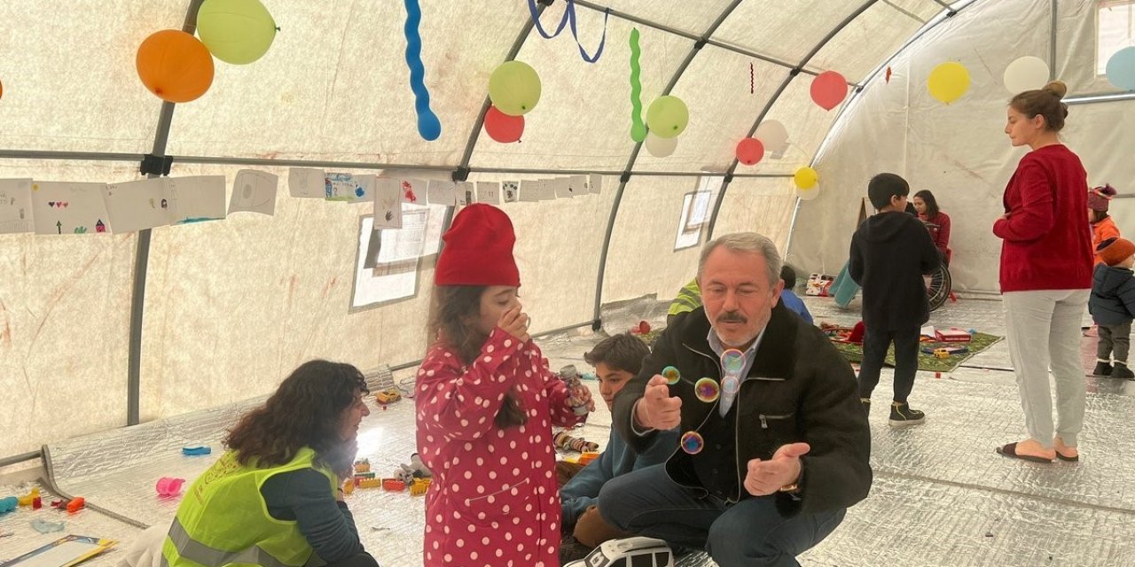 AK Partili Tin, Kahramanmaraş’ta çocukları yalnız bırakmadı