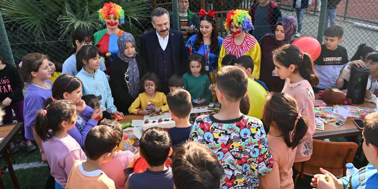 Vali Aksoy, depremzede çocuklara moral oldu