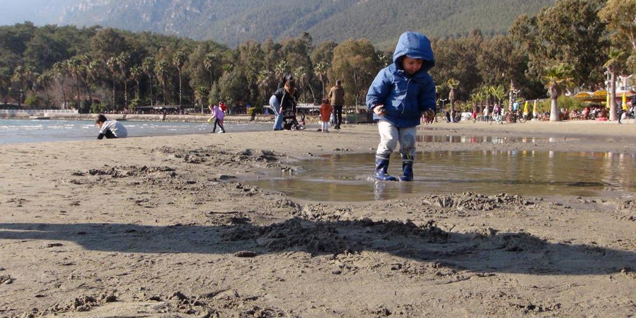 Akyaka’da ürküten deniz suyu çekilmesi