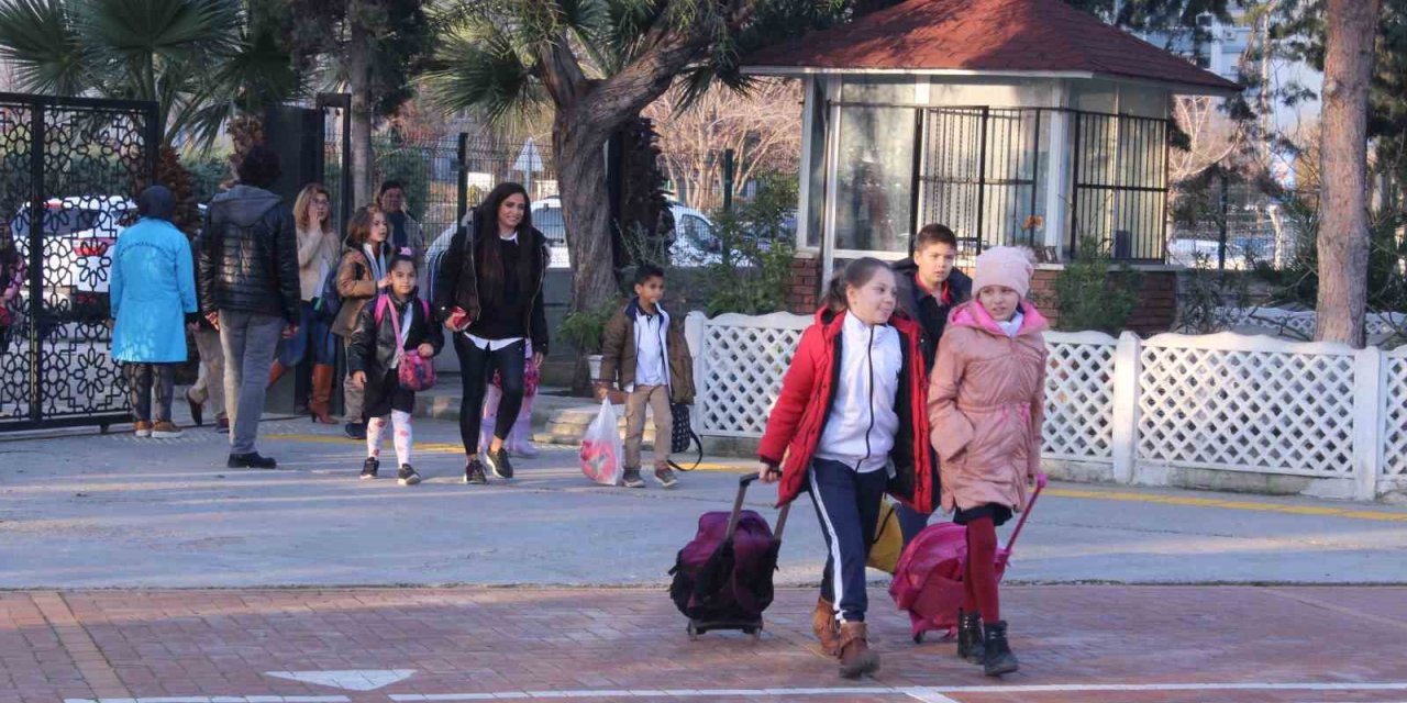 İzmirli öğrenciler, depremzede arkadaşları ile ders başı yaptı