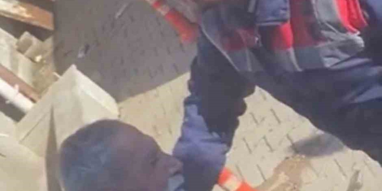 Depremzede aileleri karşılayan askeri personel gözyaşlarını tutamadı