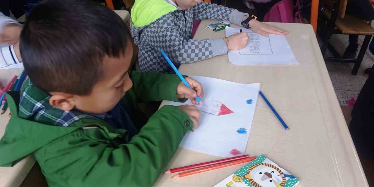 Depremzede öğrenci Ali Eren’in resim dersinde çizdiği resim yürekleri dağladı