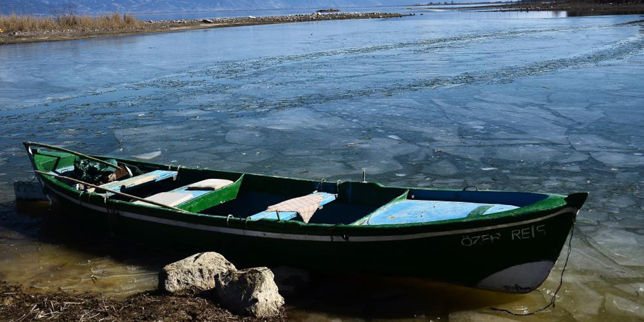 Nilüferleriyle meşhur Işıklı Gölü dondu