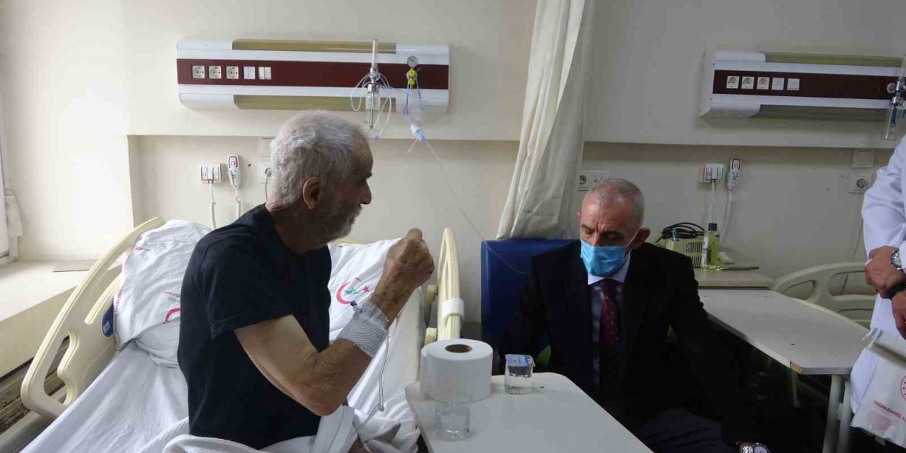 Marmaris Kaymakamı Aksoy devlet hastanesinde tedavi gören depremzedeler ile görüştü