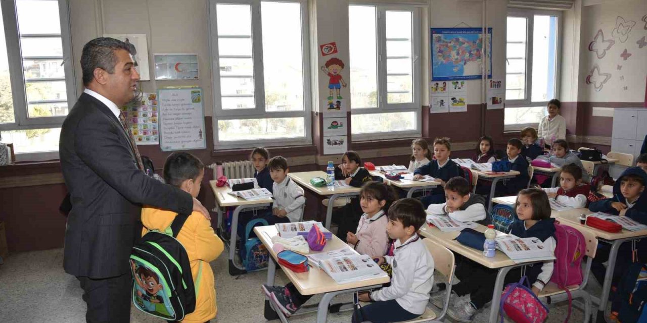 Denizli’de 850 depremzede öğrenci yeni arkadaşlarıyla ilk derslerine katıldı