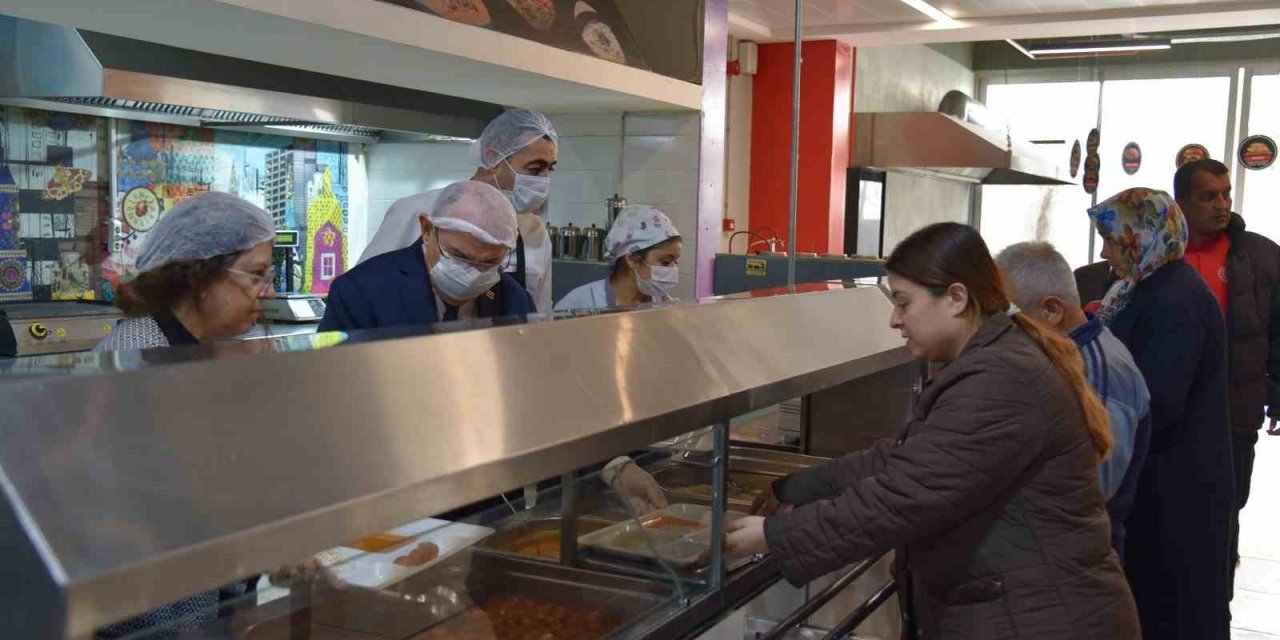 Manisa deprem bölgesi için üretmeye devam ediyor