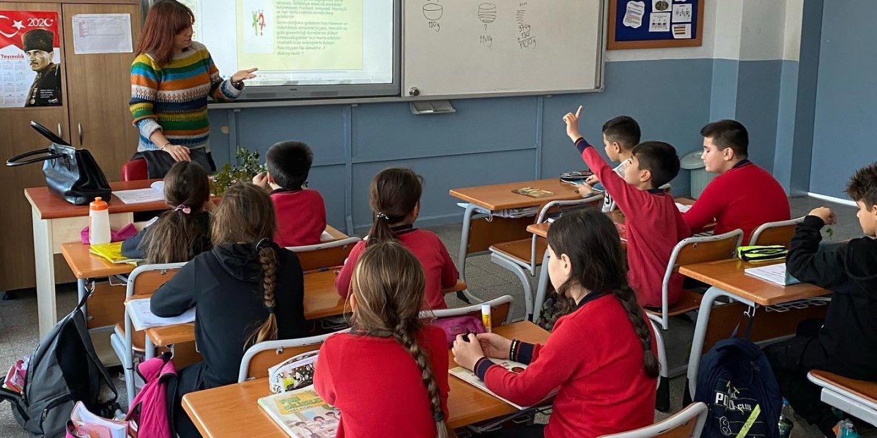 Çeşme’de 464 depremzede öğrencinin okullara kaydı yapıldı