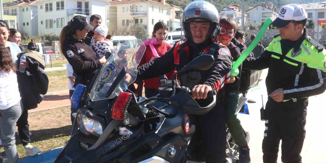 Fethiye emniyeti depremzede çocuklar için eğlence düzenledi