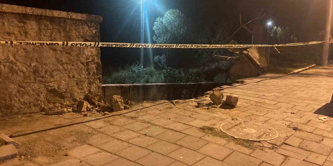 İzmir’de hafif ticari araç dereye uçtu, 2 kişi hafif yaralandı