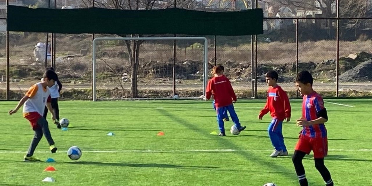 Denizli’de futbol okulu depremzede miniklere kapılarını açtı