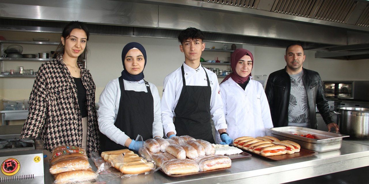 Anaokulu öğrencilerinin kahvaltılıklarını meslek liseliler hazırlıyor