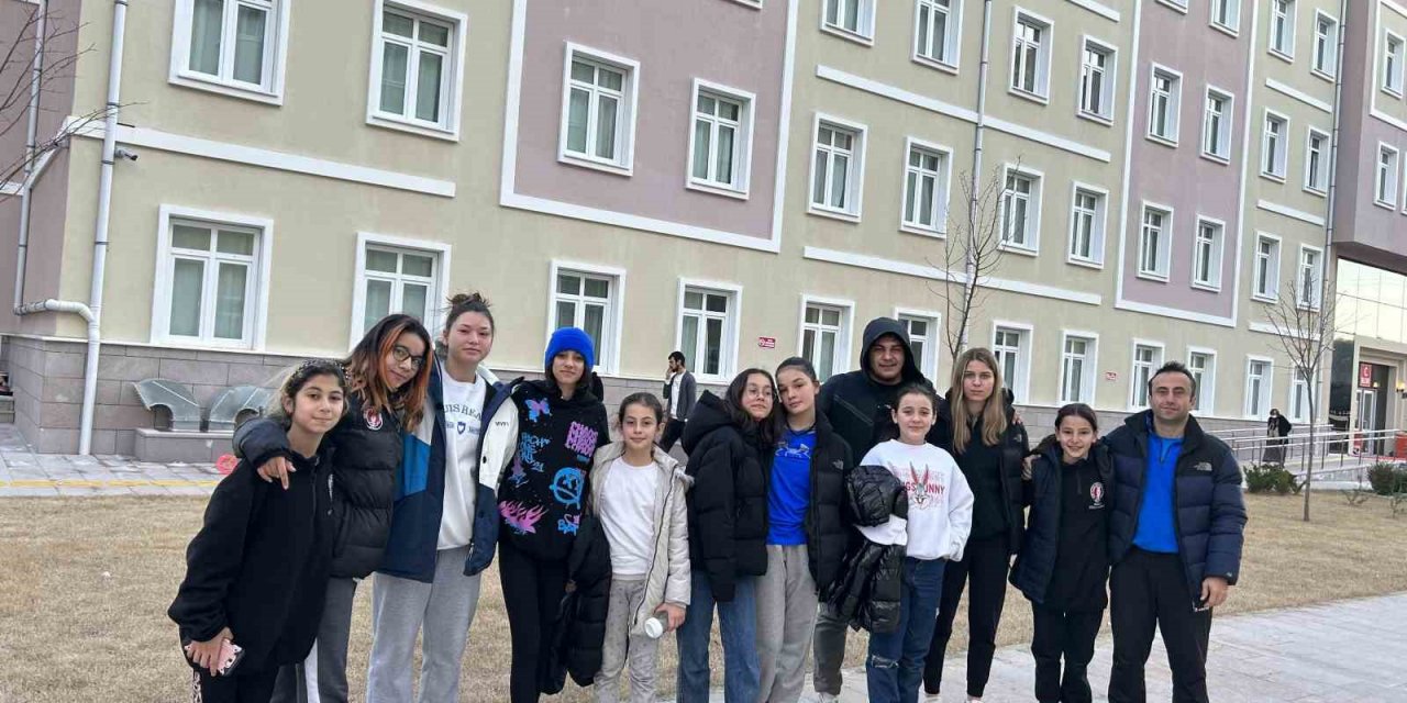 Hokey sporcularından depremzedelere destek