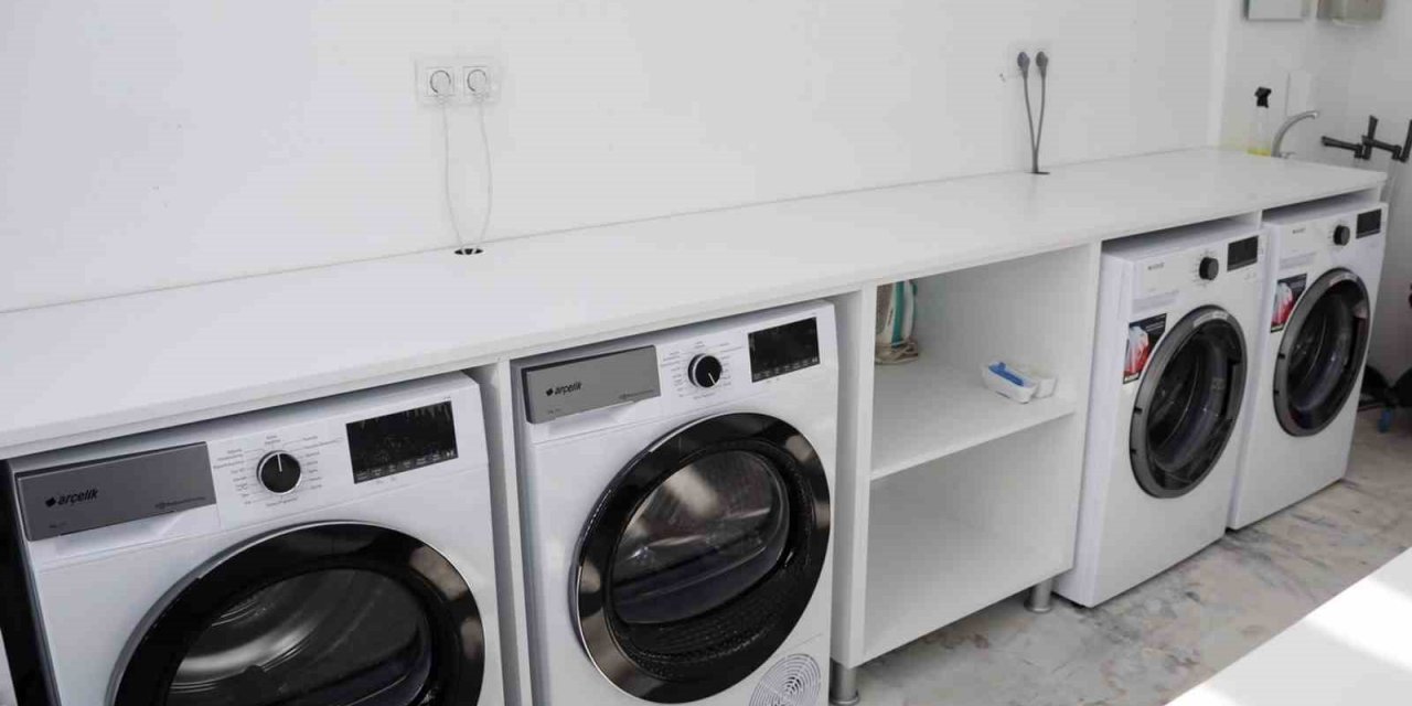 Depremzede vatandaşlara çamaşır ve duş hizmeti