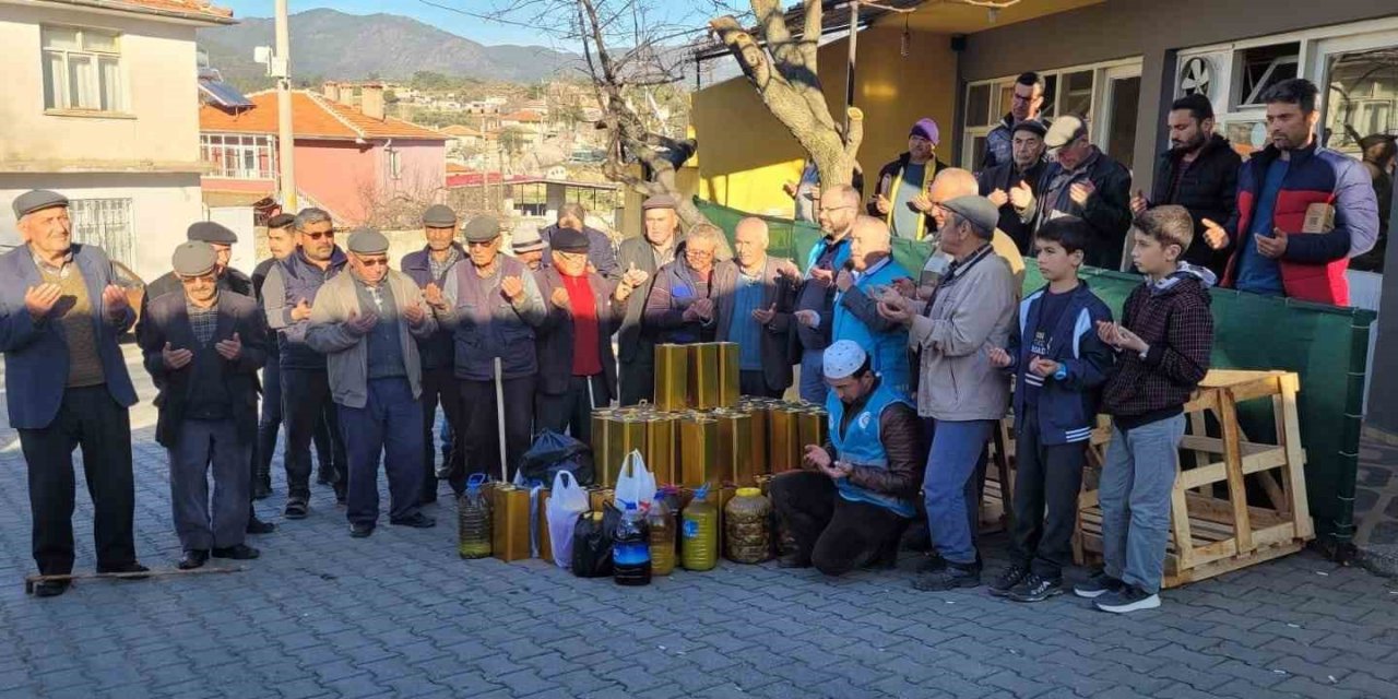 Kendi ürettikleri zeytinyağlarını depremzedelere gönderdiler