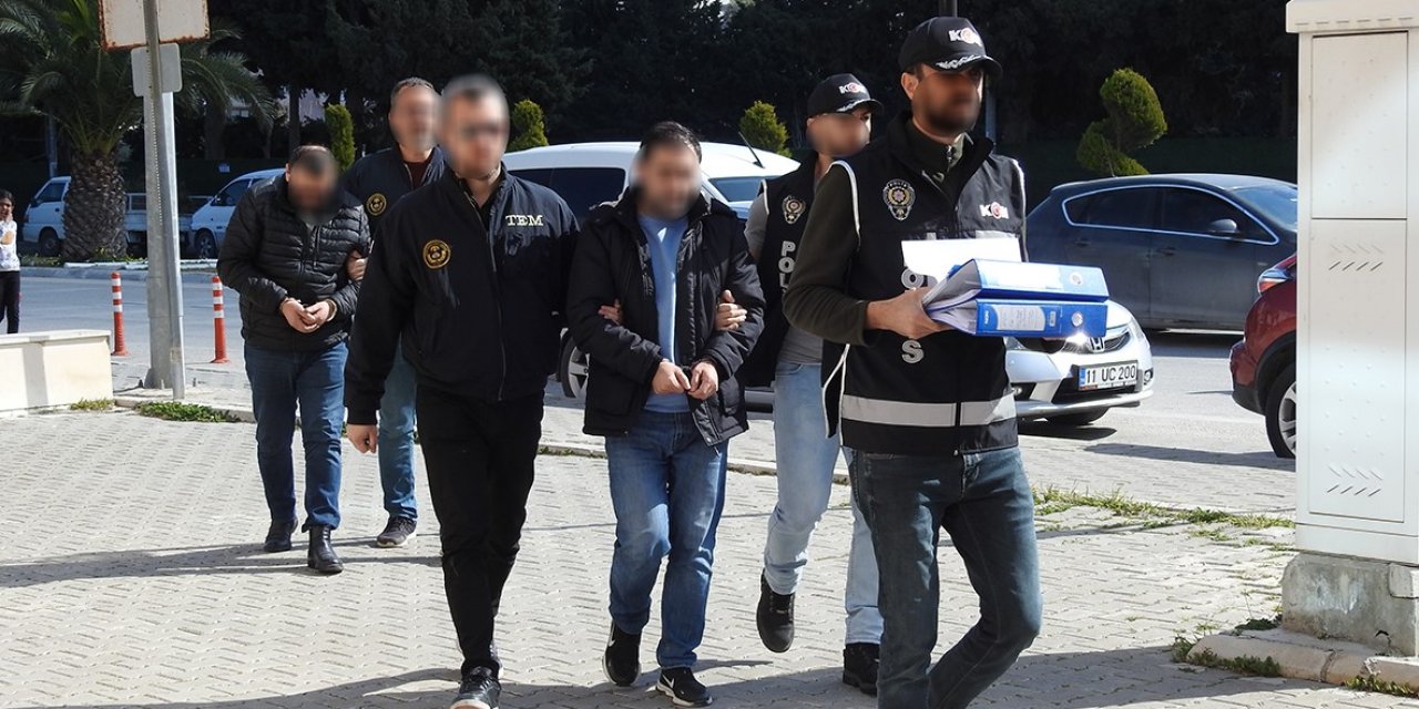 Çeşme’de sahte kimlikle arsa satmaya çalışan 2 kişiye suçüstü