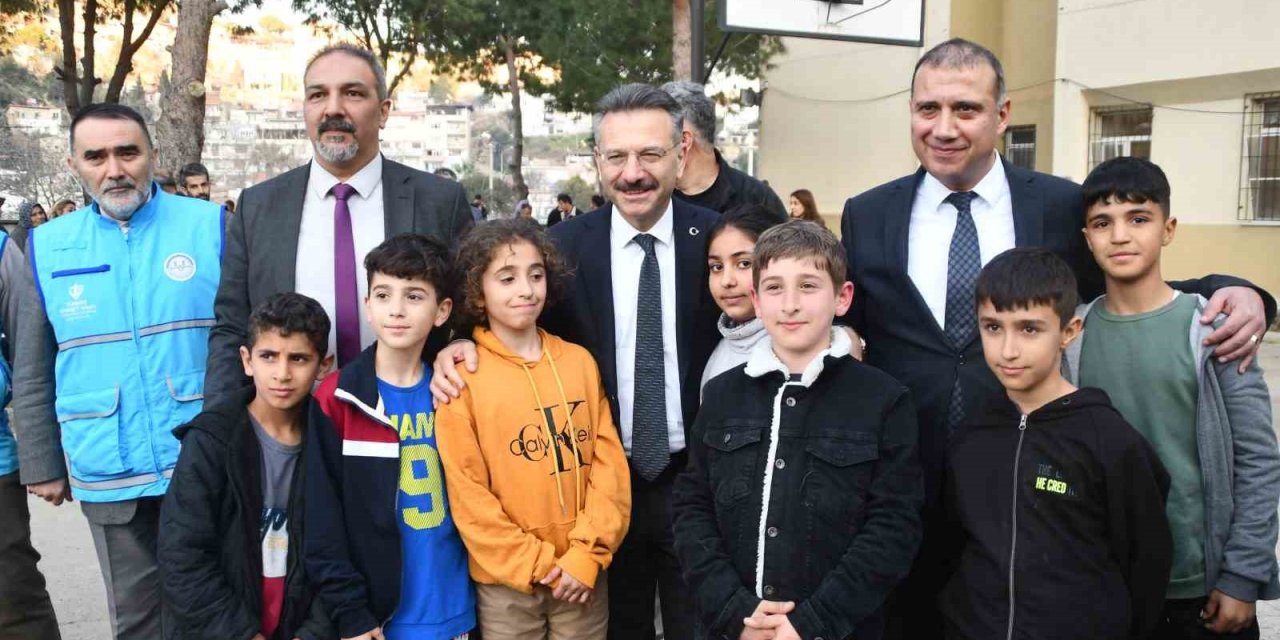 Vali Aksoy, Söke’de konuk edilen depremzedeler ile görüştü