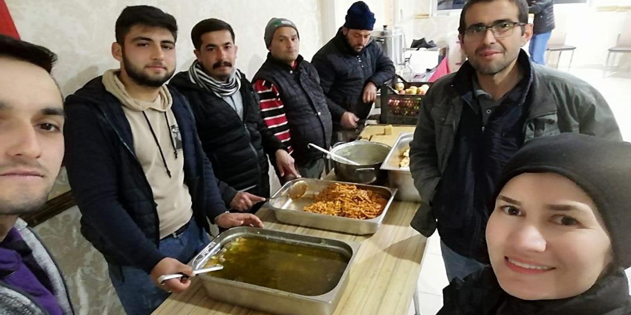 Deprem bölgesinde günde 10 bin kişilik yemek çıkarttı
