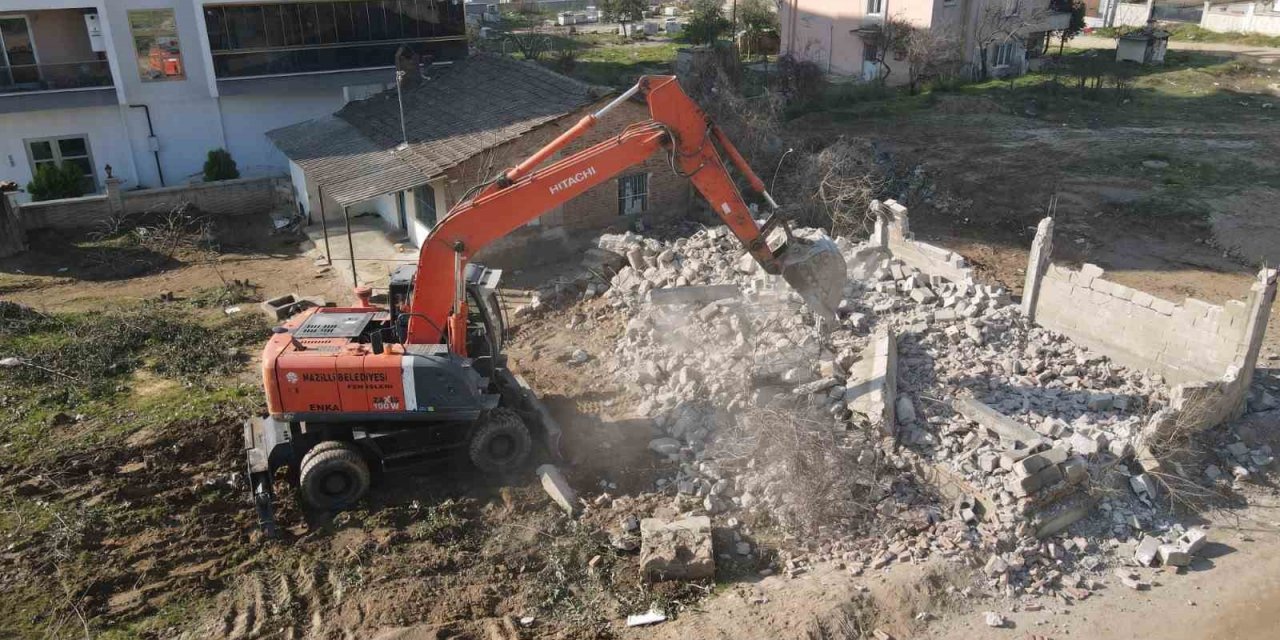 Nazilli Belediyesi, yeni açılacak yollar için engelleri kaldırıyor