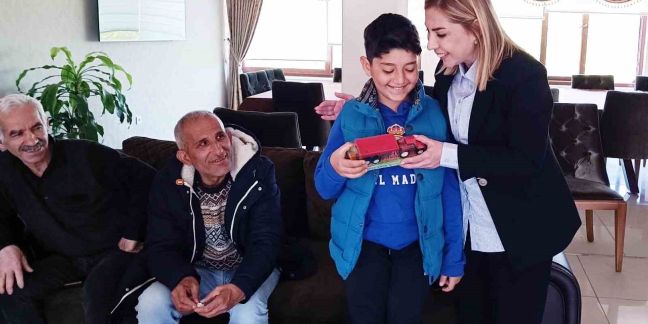 Depremzede Buğra’ya Milletvekili Gökcan’dan sürpriz doğum günü pastası