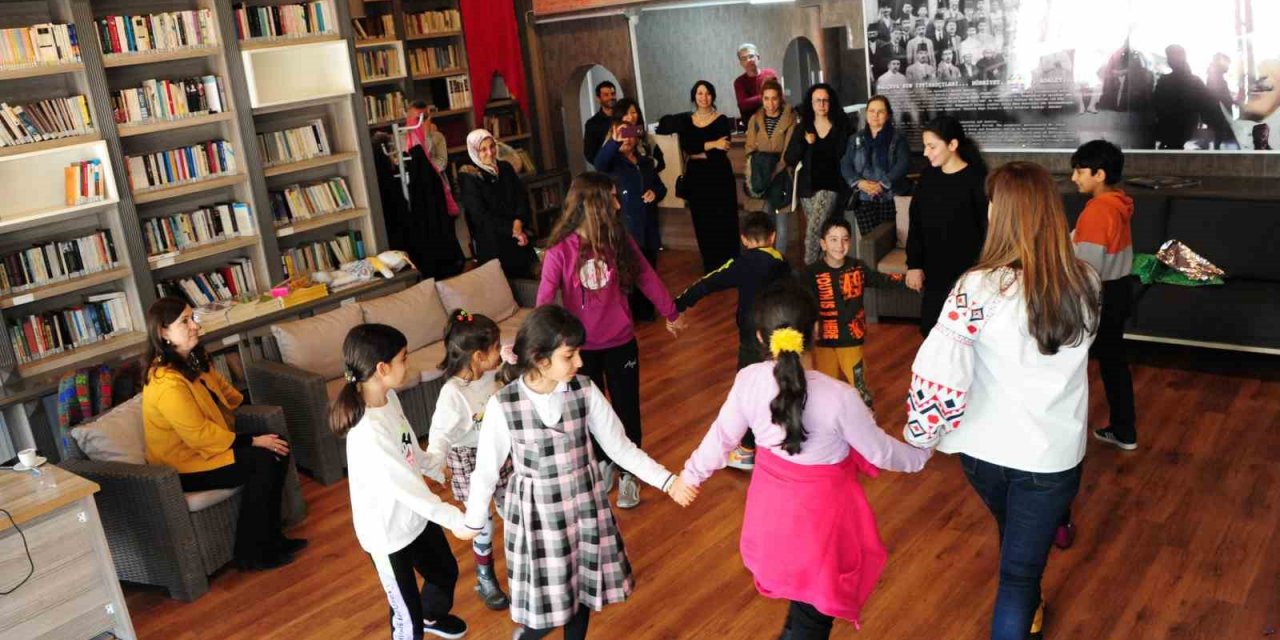 Depremzede çocuklara psikolog eşliğinde etkinlik