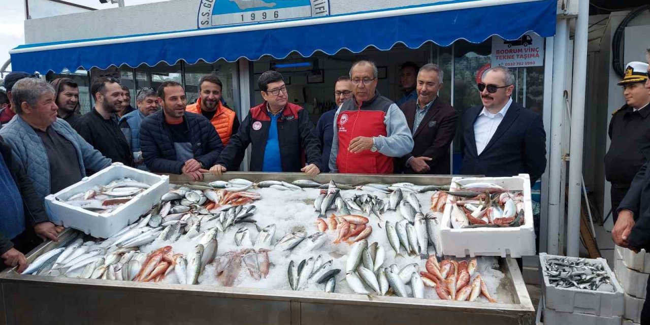 Tuttukları balıkları açık artırmada satıp, parasını depremzedelere bağışladılar