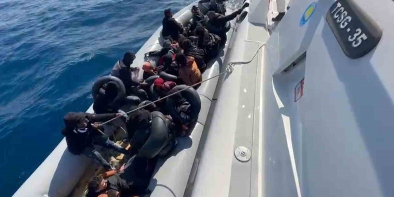 İzmir açıklarında 30 düzensiz göçmen kurtarıldı