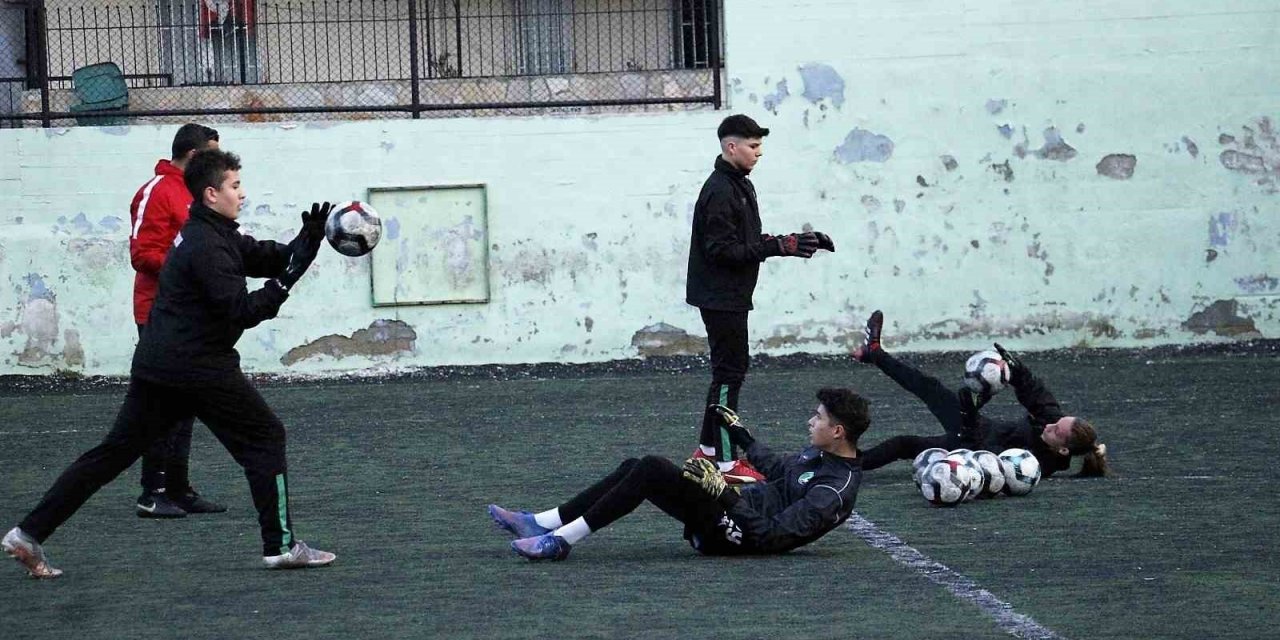 Genç horozların hedefi zirve