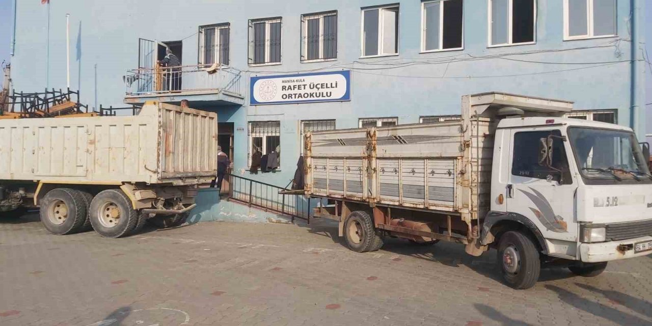 Kula’da bir okul daha boşaltıldı