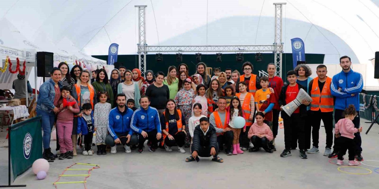 Depremzede çocuklar mobil etkinlik çadırı ile moral buluyor