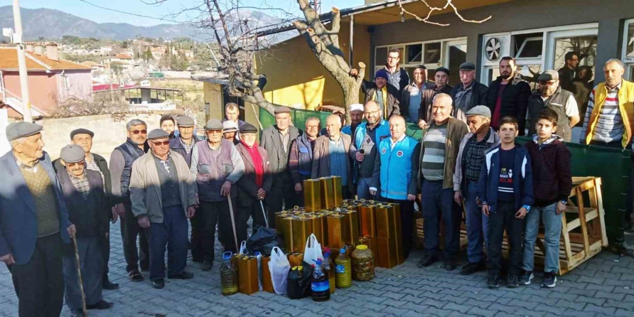 Köylülerden depremzedelere zeytinyağı, turşu ve zeytin yardımı