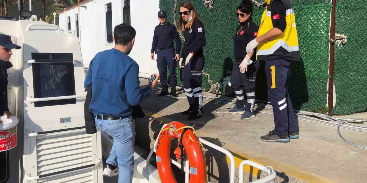 Ticari gemide rahatsızlanan vatandaşa tıbbi tahliye