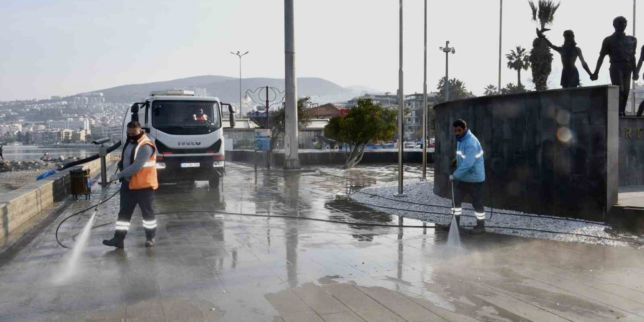 Kuşadası sahil bandında temizlik çalışması yapıldı
