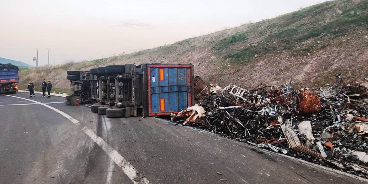 İzmir’de kontrolden çıkan hurda yüklü çekici devrildi