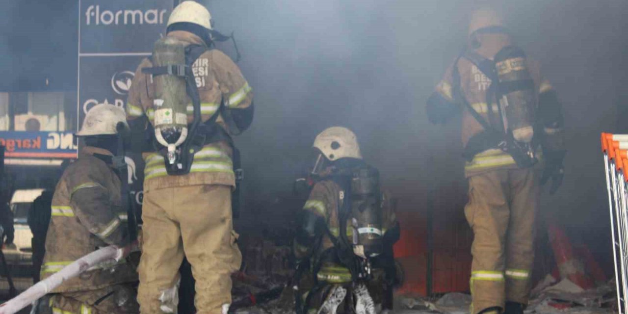 İzmir’de kozmetik mağazası deposunda yangın: Mahsur kalanlar var