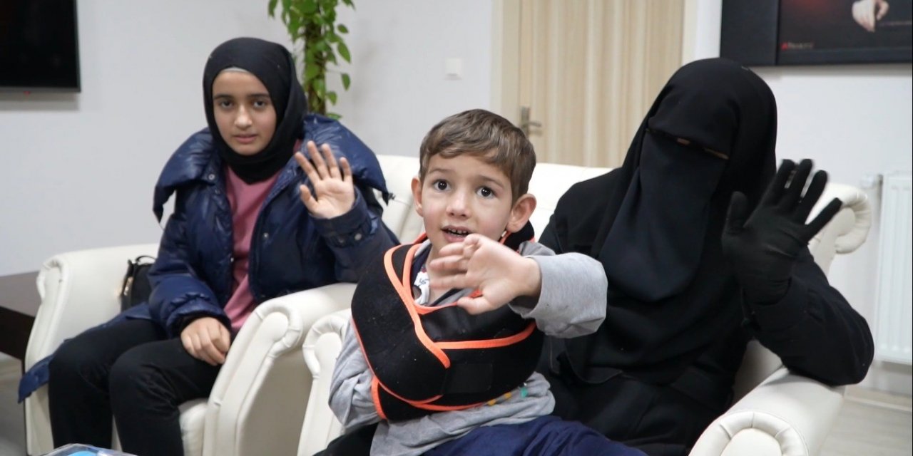 Enkazdan yaralı kurtulan depremzede çocuklar, Denizli’de anneleriyle buluştu