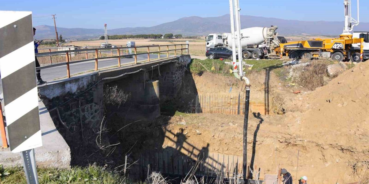 Salihli’de yeni köprülerin ayak temelleri atılıyor
