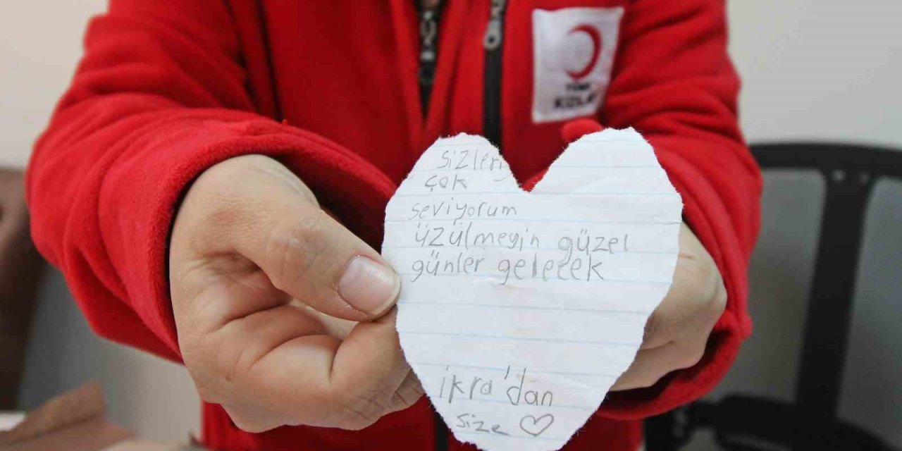 Kızılay Okulu öğrencilerinden depremzedeler için duygulandıran bağış