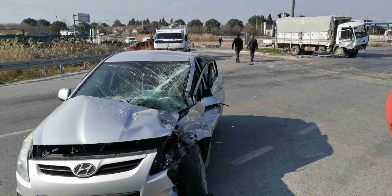 Depremzede aile Manisa’da kaza yaptı: 1 ölü, 5 yaralı