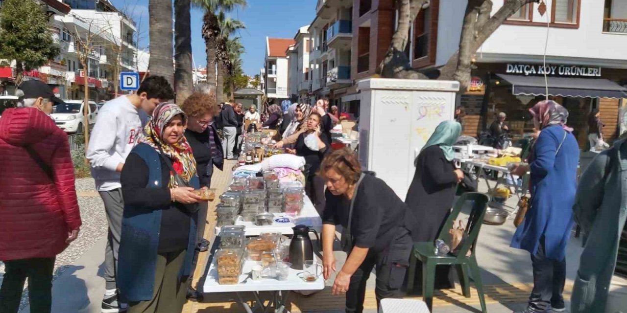 Datçalı kadınlar depremzedeler için hayır panayırı düzenledi