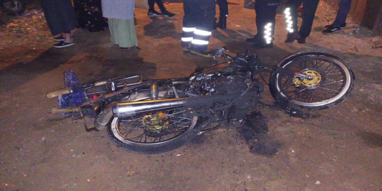 Babasına kızıp motosikletini ateşe verdi